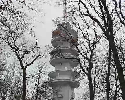 PXL024 Tour hertzienne de Meudon, 70 m de hauteur surmontée d'un pylone de 25 m